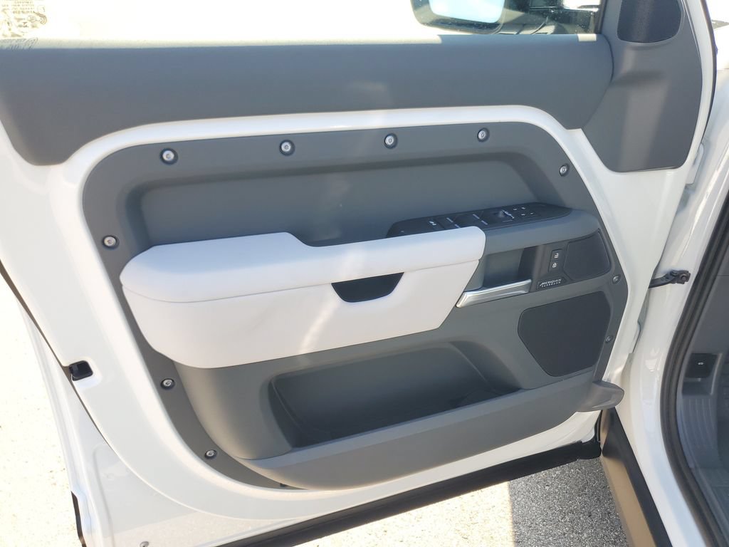 New 2026 Land Rover Defender 130 X-Dynamic SE AWD/4WD image 8