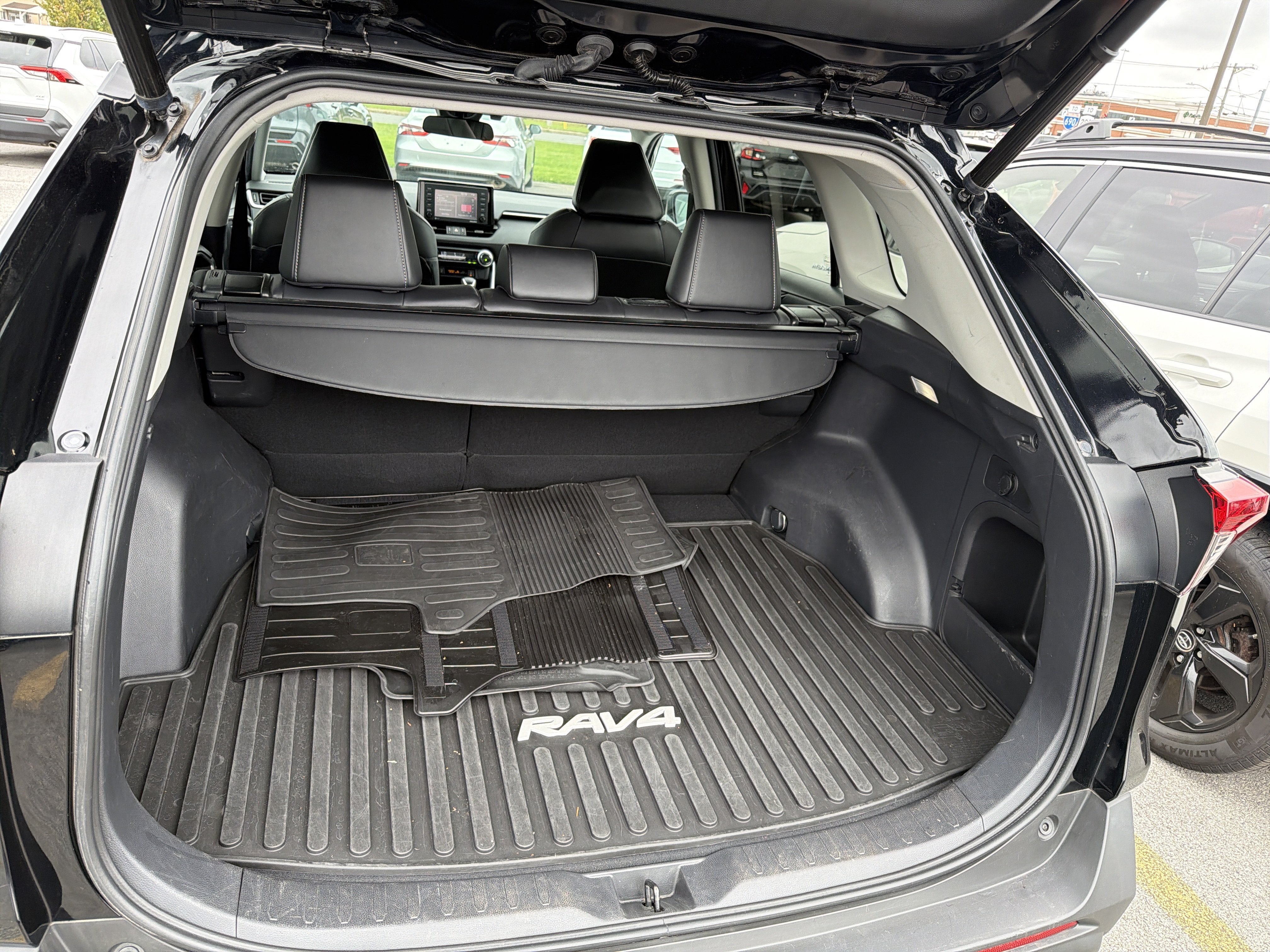Used 2022 Toyota RAV4 XLE Premium AWD/4WD image 25
