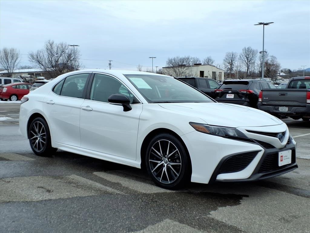 Certified 2022 Toyota Camry SE image 2