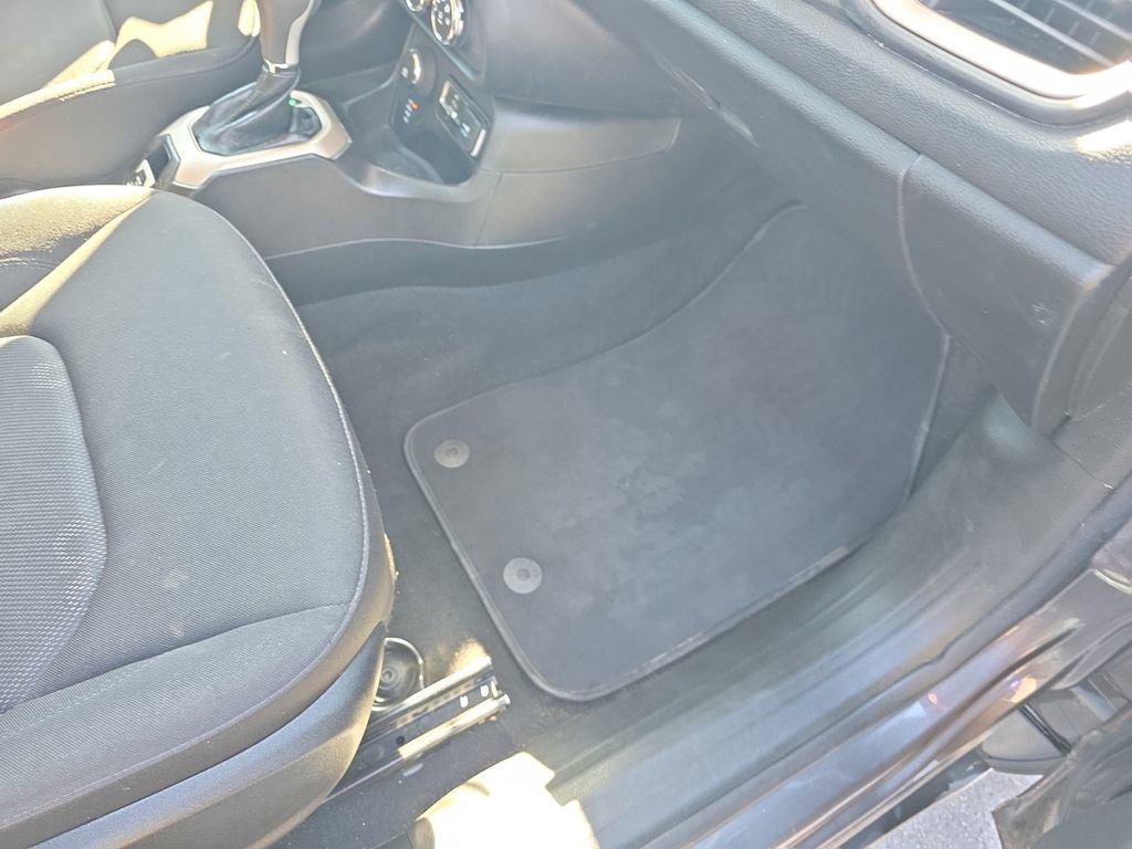 Used 2017 Jeep Renegade Latitude image 17