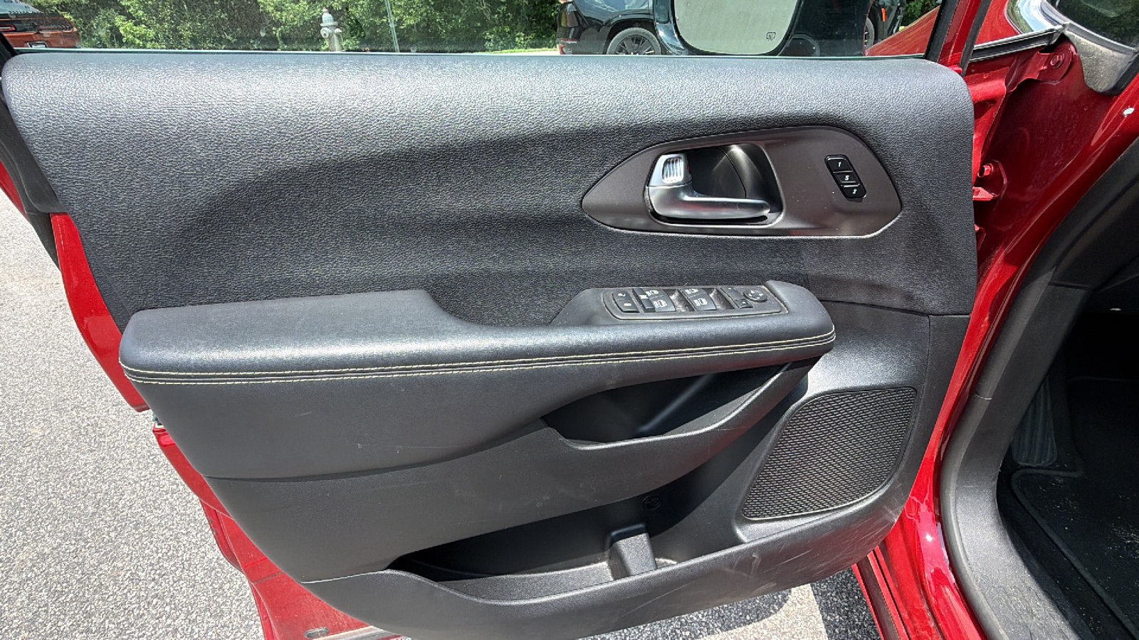 Used 2025 Chrysler Pacifica Select FWD image 14