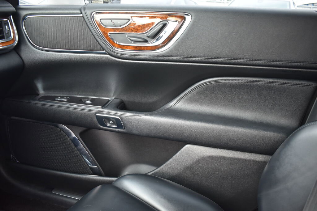 Used 2017 Lincoln Continental Premiere image 24