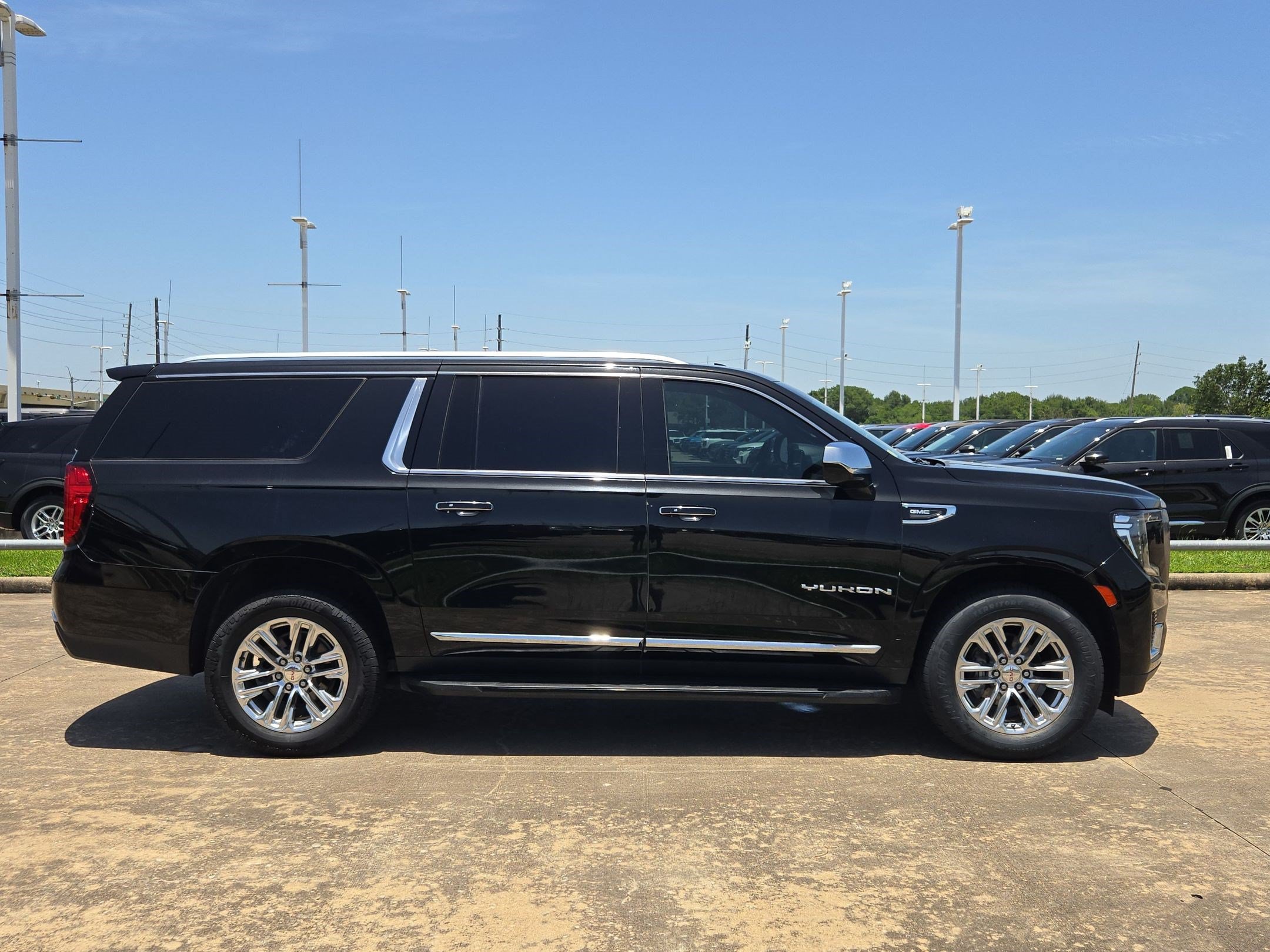 Used 2021 GMC Yukon XL SLT RWD image 2
