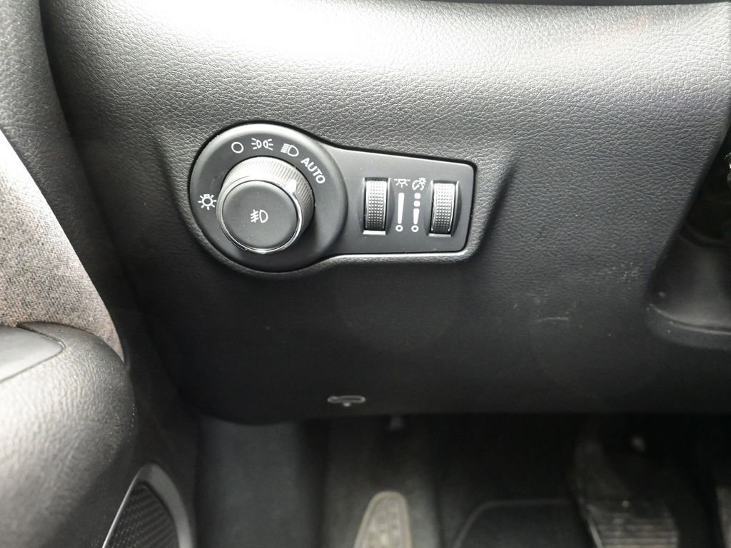 Used 2025 Jeep Compass Latitude AWD/4WD image 18