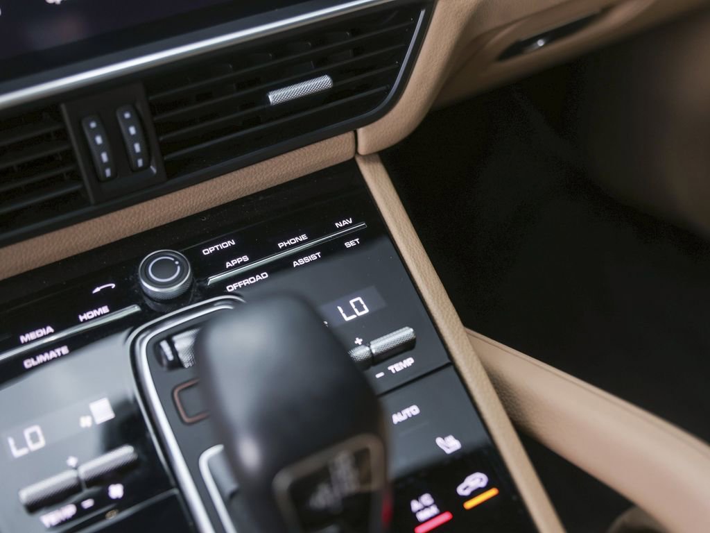 Certified 2023 Porsche Cayenne Platinum Edition image 25