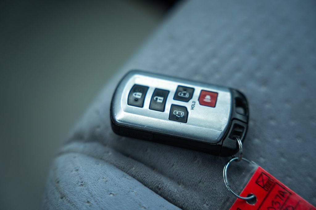 Used 2020 Toyota Sienna LE w/ LE Preferred Package FWD image 43
