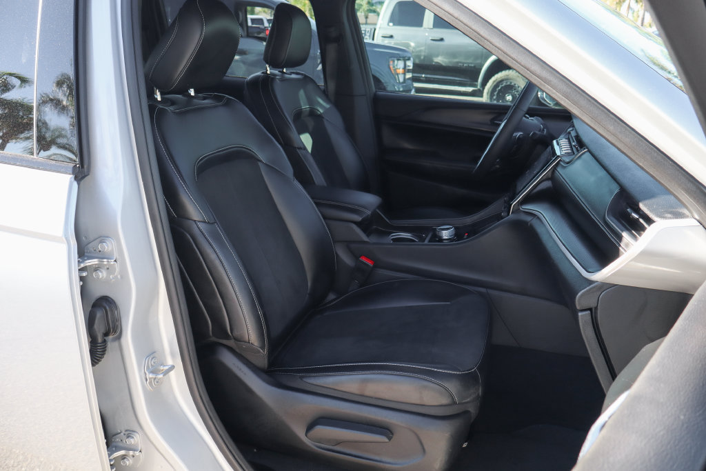 Used 2024 Jeep Grand Cherokee Altitude RWD image 40
