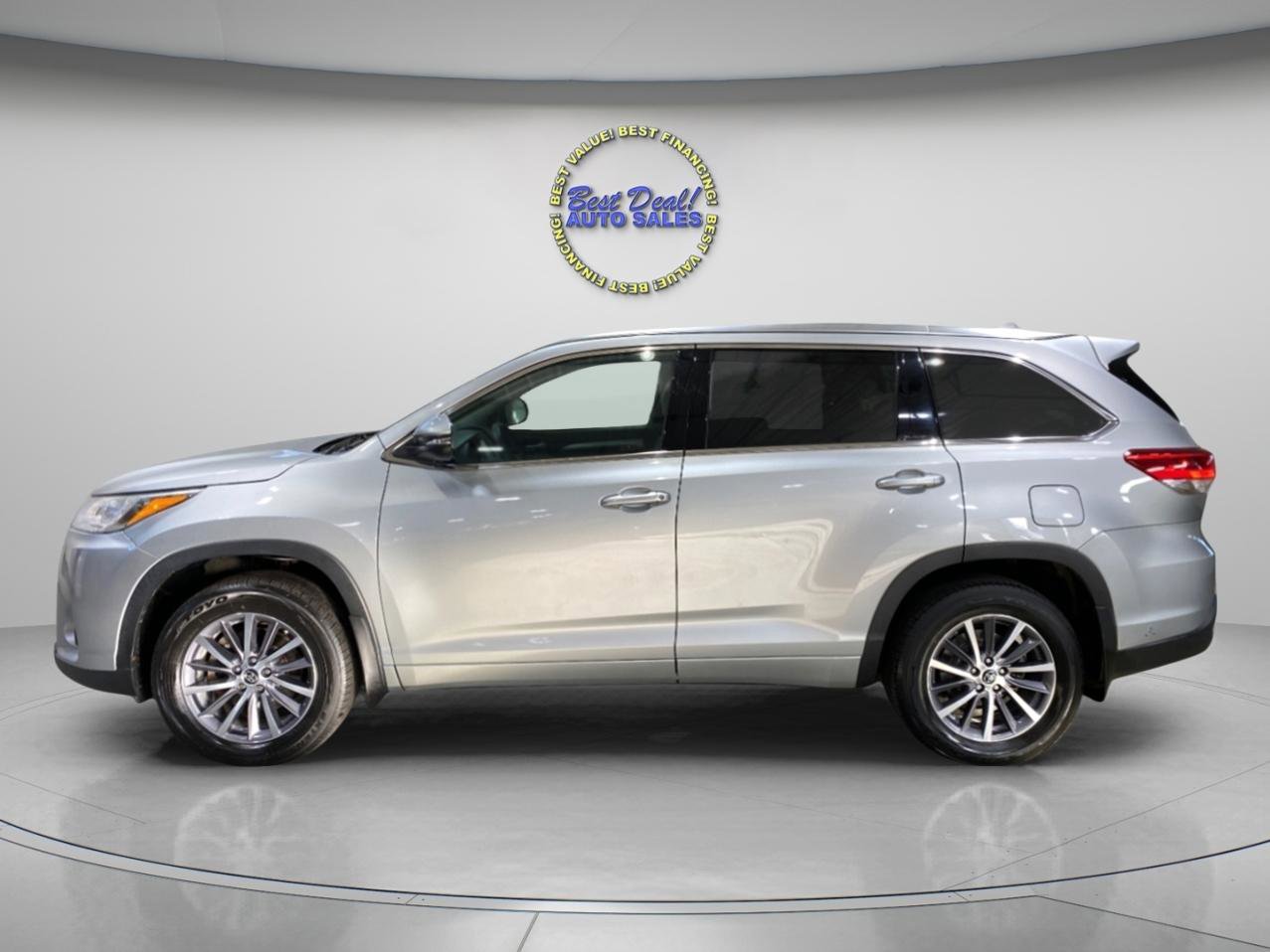 Used 2017 Toyota Highlander XLE image 3