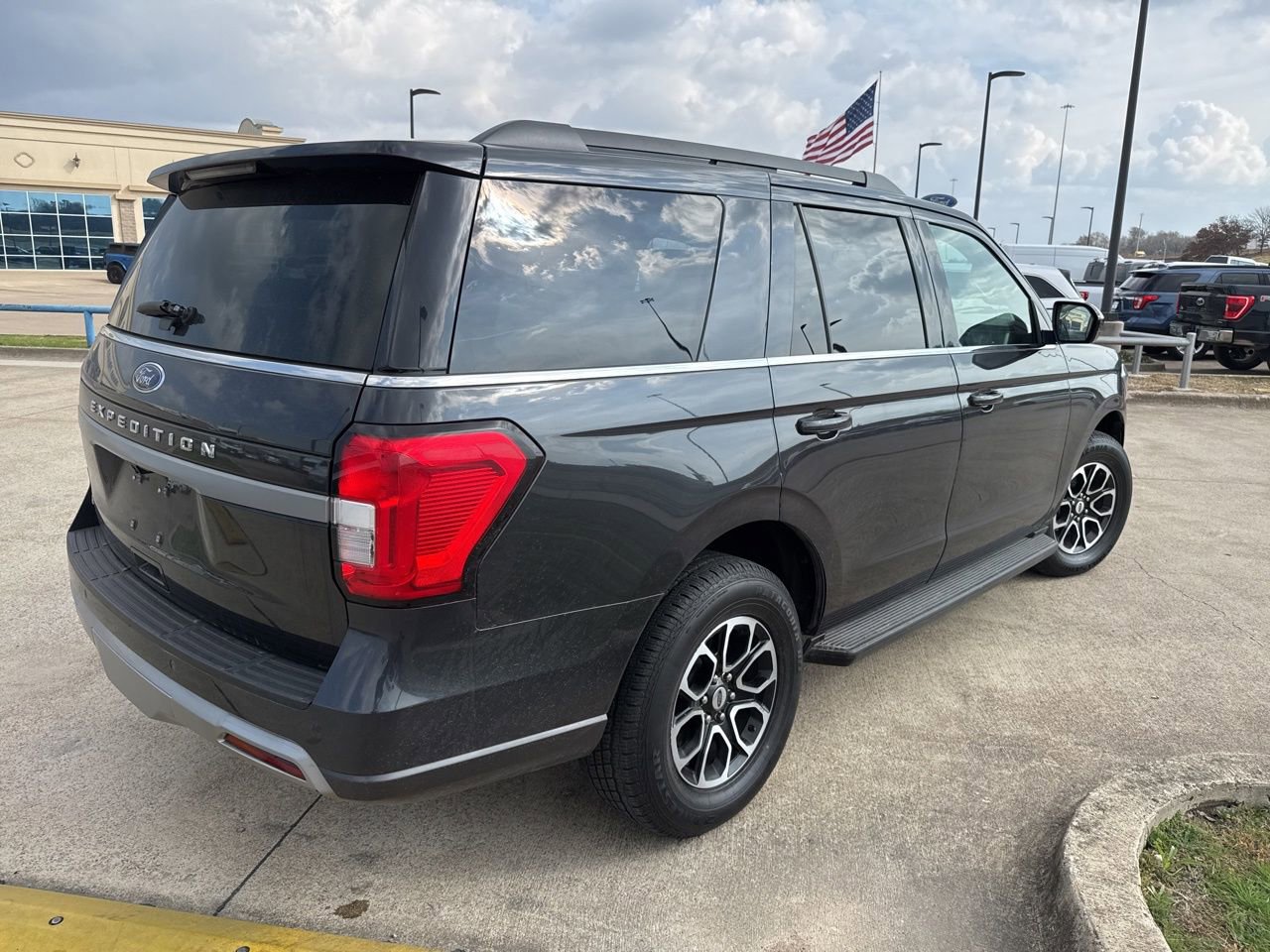 Used 2024 Ford Expedition XLT image 11