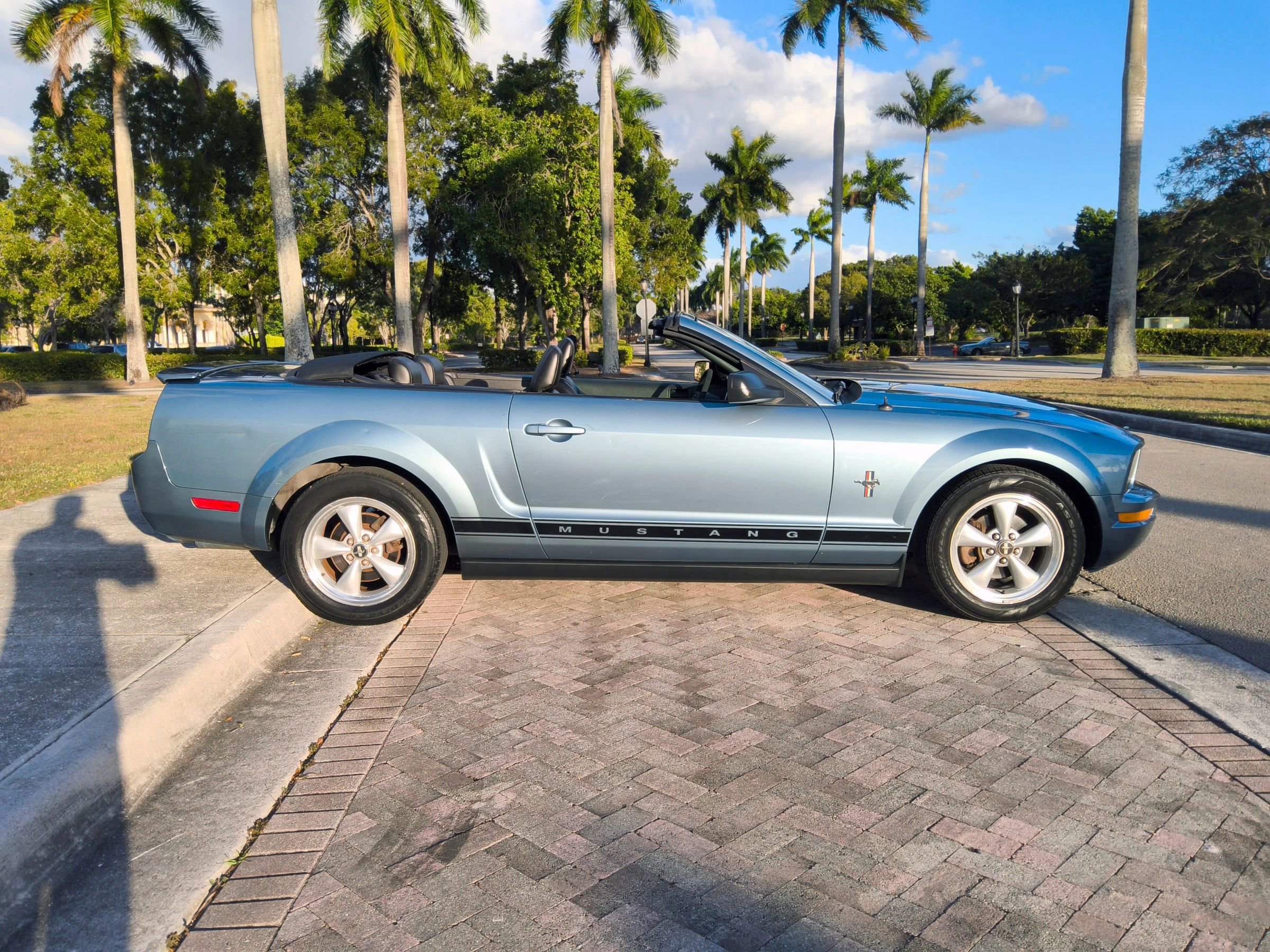 Used 2007 Ford Mustang Deluxe Convertible image 18