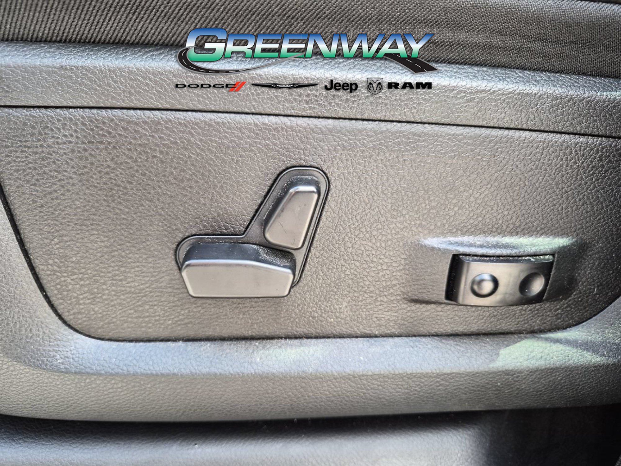 Used 2025 RAM 3500 Laramie AWD/4WD image 16