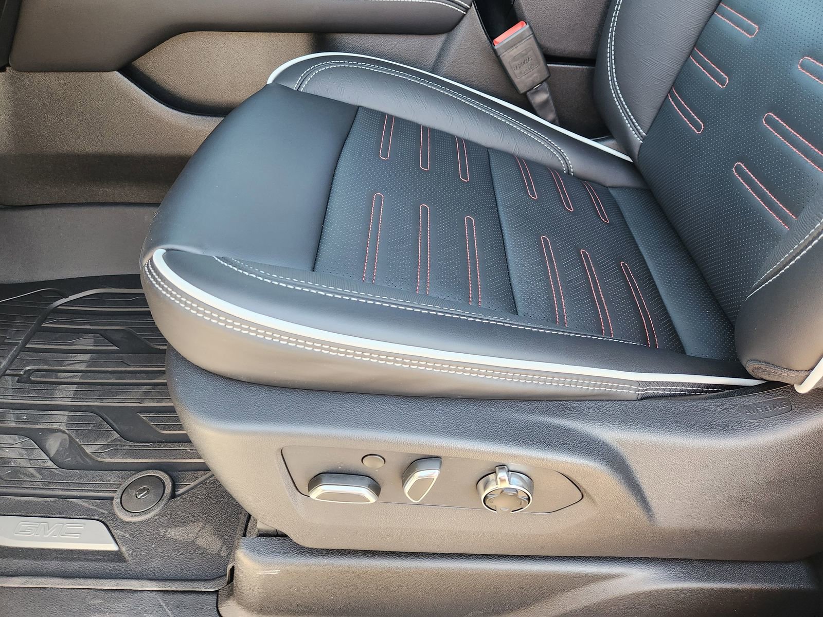 New 2026 GMC Yukon AT4 Ultimate w/ LPO, Floor Liner Package image 27