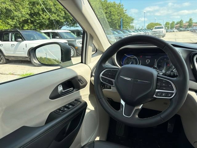 Used 2023 Chrysler Pacifica Touring-L FWD image 20