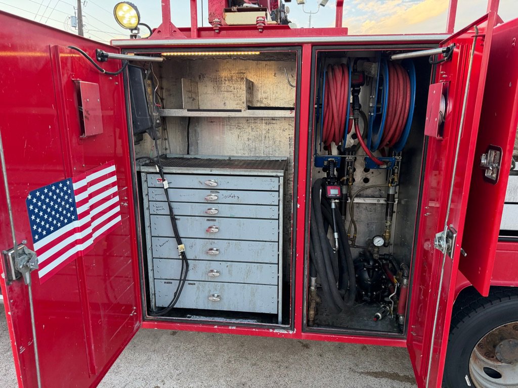 Used 2011 Ford F550 4x4 Crew Cab Super Duty w/ XLT Interior Pkg image 16