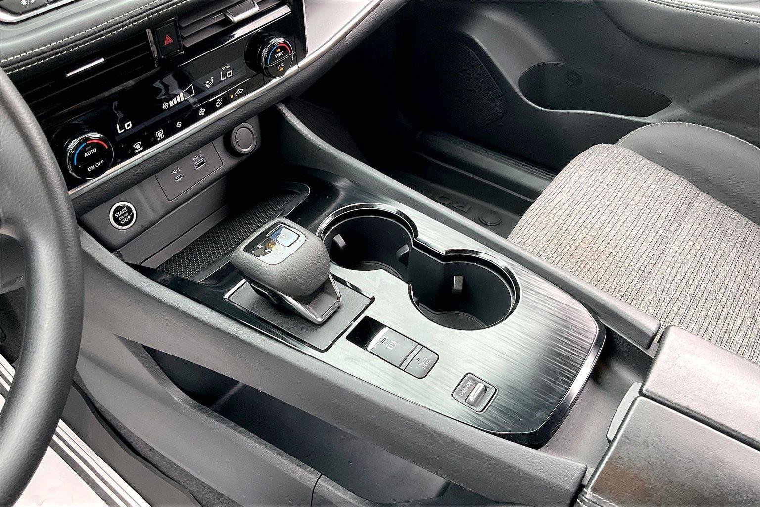 Certified 2022 Nissan Rogue SV FWD image 16