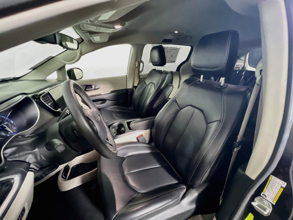 Used 2023 Chrysler Pacifica Touring-L FWD image 14