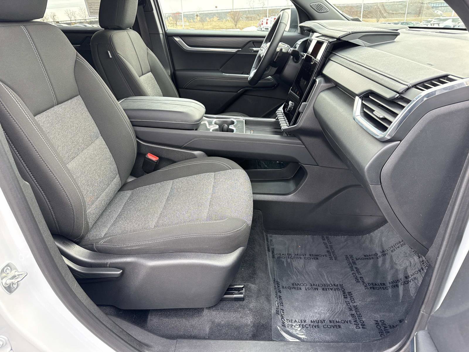 Used 2025 GMC Acadia Elevation image 18