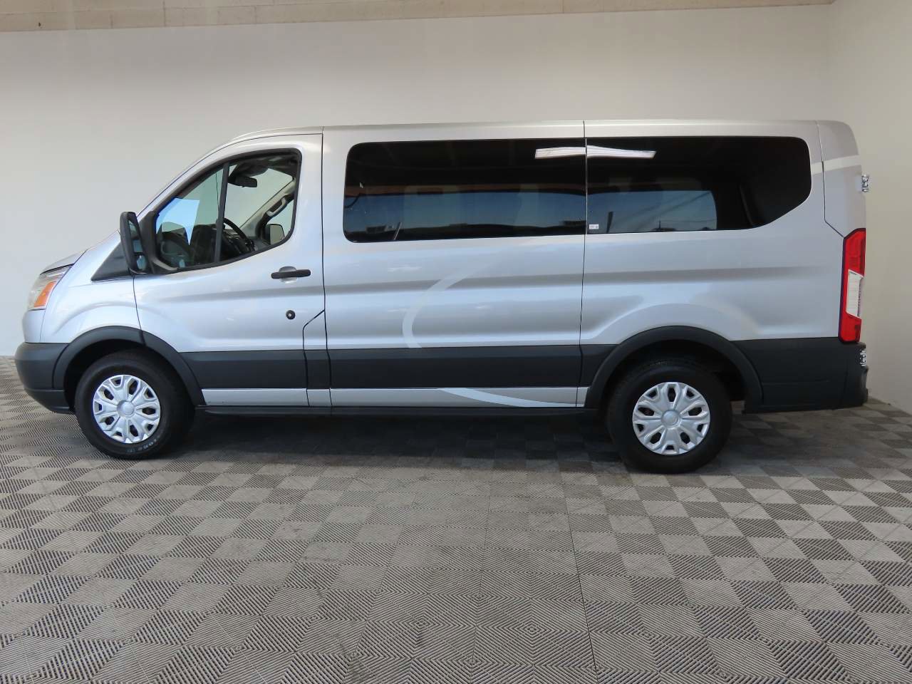 Used 2018 Ford Transit 150 XLT RWD image 5