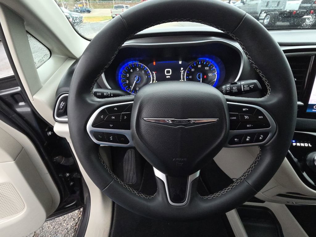 Used 2023 Chrysler Pacifica Touring-L image 17