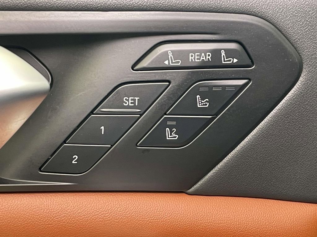 Used 2023 BMW X7 xDrive40i w/ Executive Package image 38