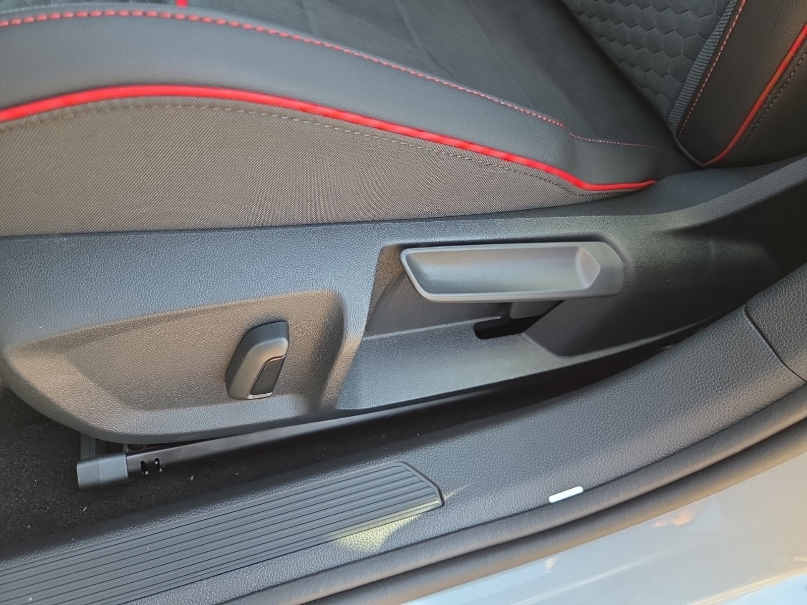New 2026 Volkswagen GTI SE FWD image 21