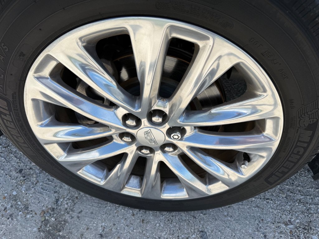 Used 2018 Cadillac XT5 Platinum w/ Driver Assist Package AWD/4WD image 2
