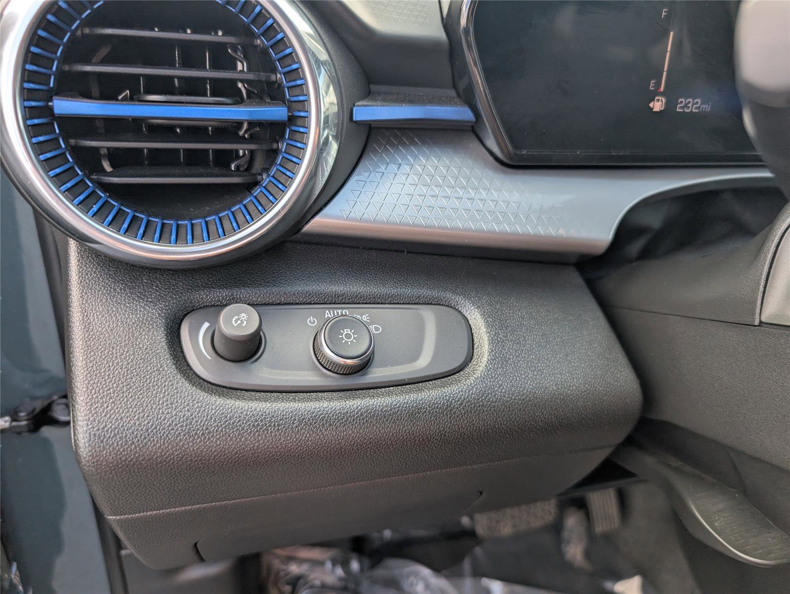 Used 2025 Chevrolet Trax LT image 24