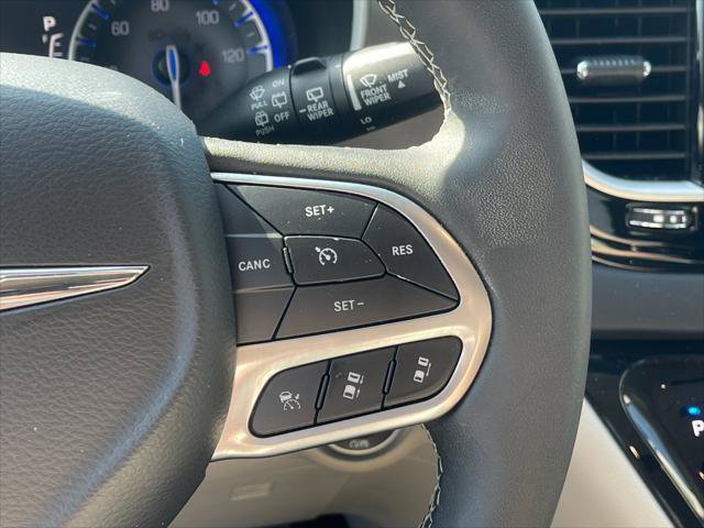 Used 2024 Chrysler Pacifica Touring-L image 28