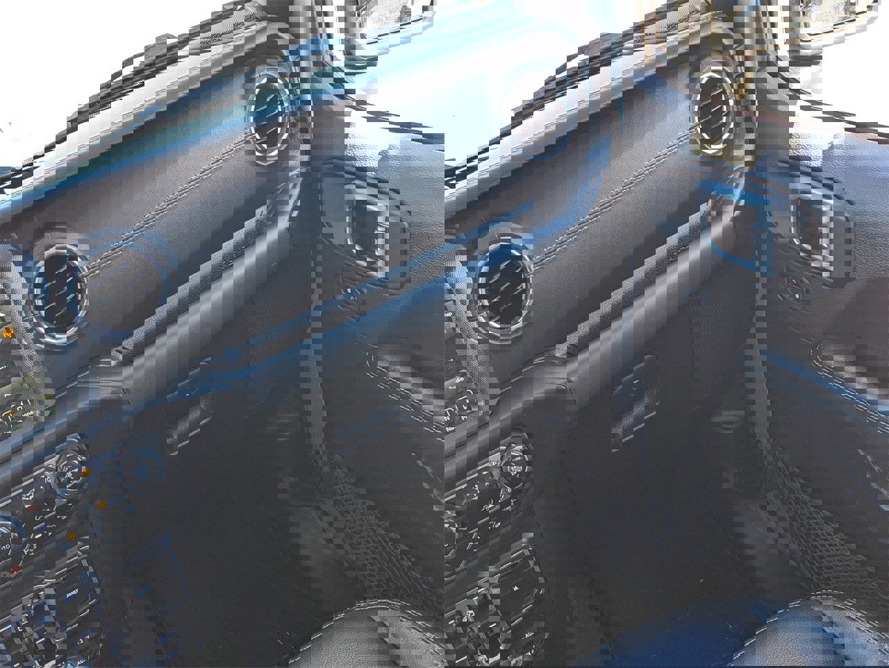 Used 2018 Jeep Wrangler Unlimited Sahara image 19