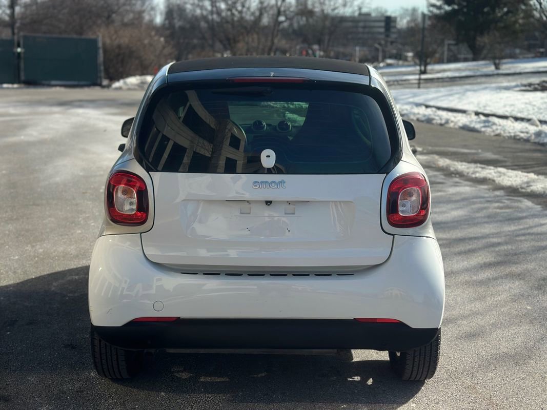 Used 2017 smart fortwo pure image 6