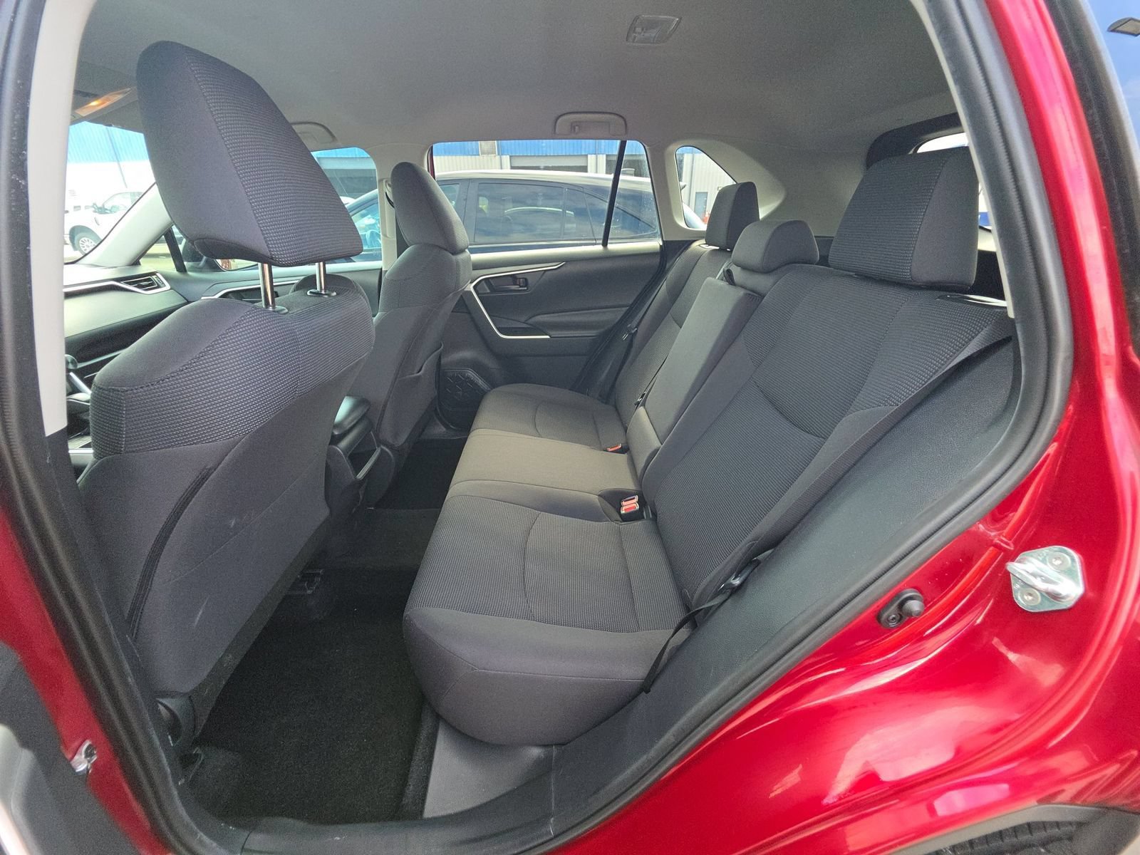 Used 2019 Toyota RAV4 LE FWD image 4