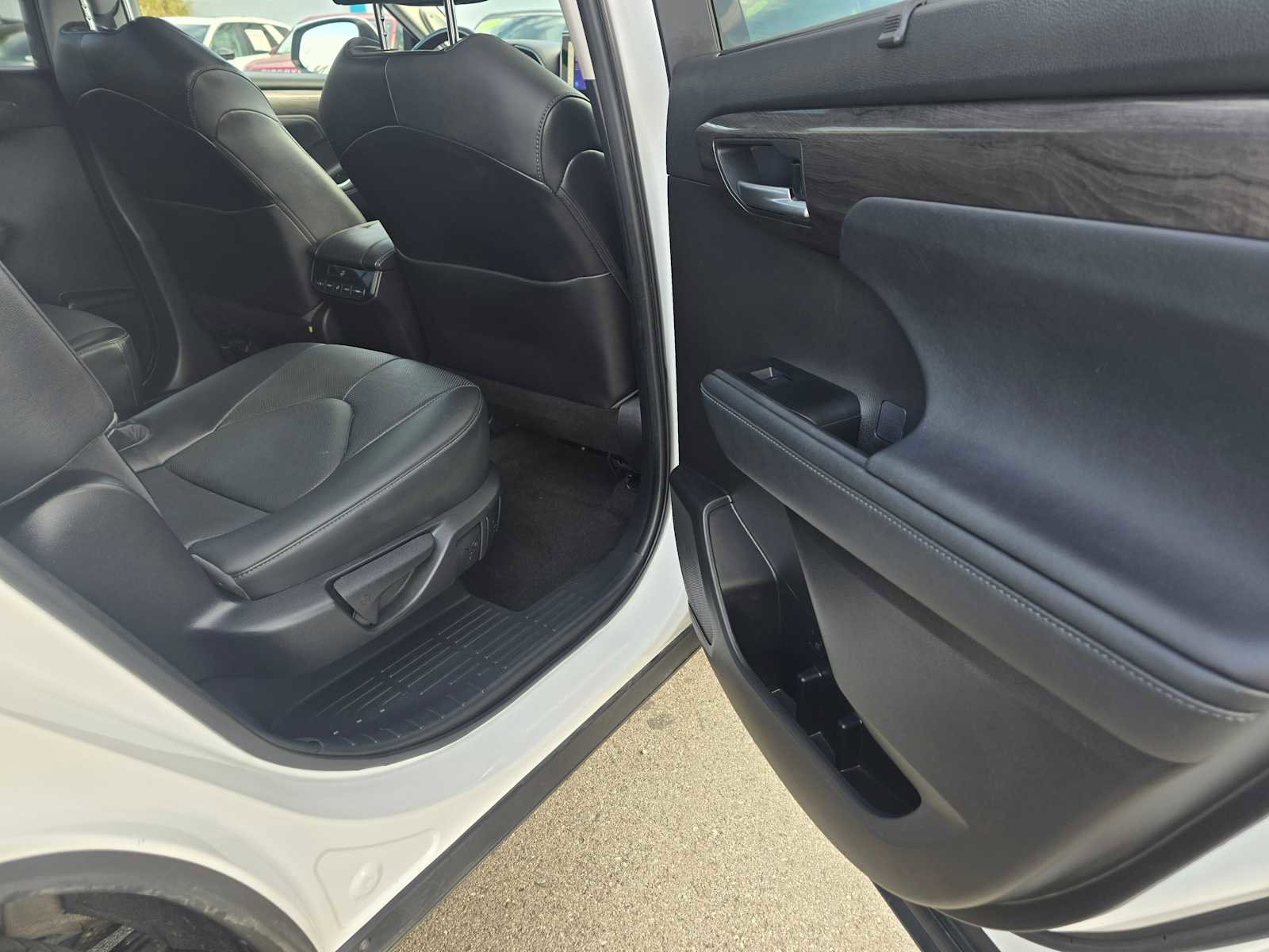 Used 2023 Toyota Highlander Limited image 13