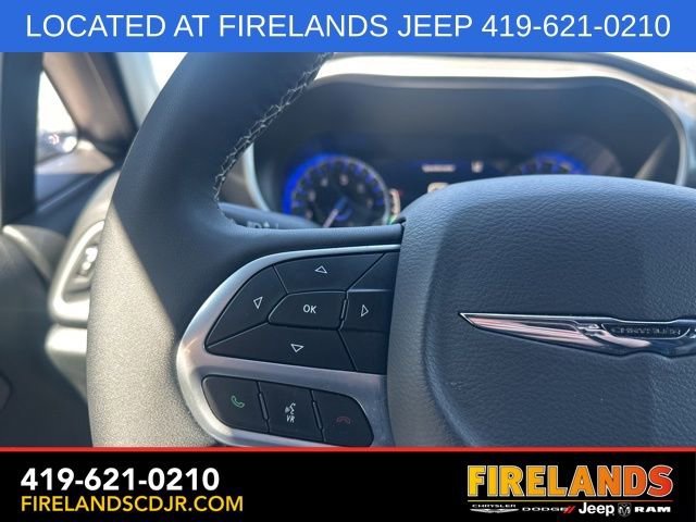 Used 2025 Chrysler Pacifica Select image 19