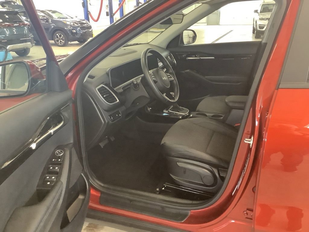 Certified 2025 Kia Seltos S AWD/4WD image 17
