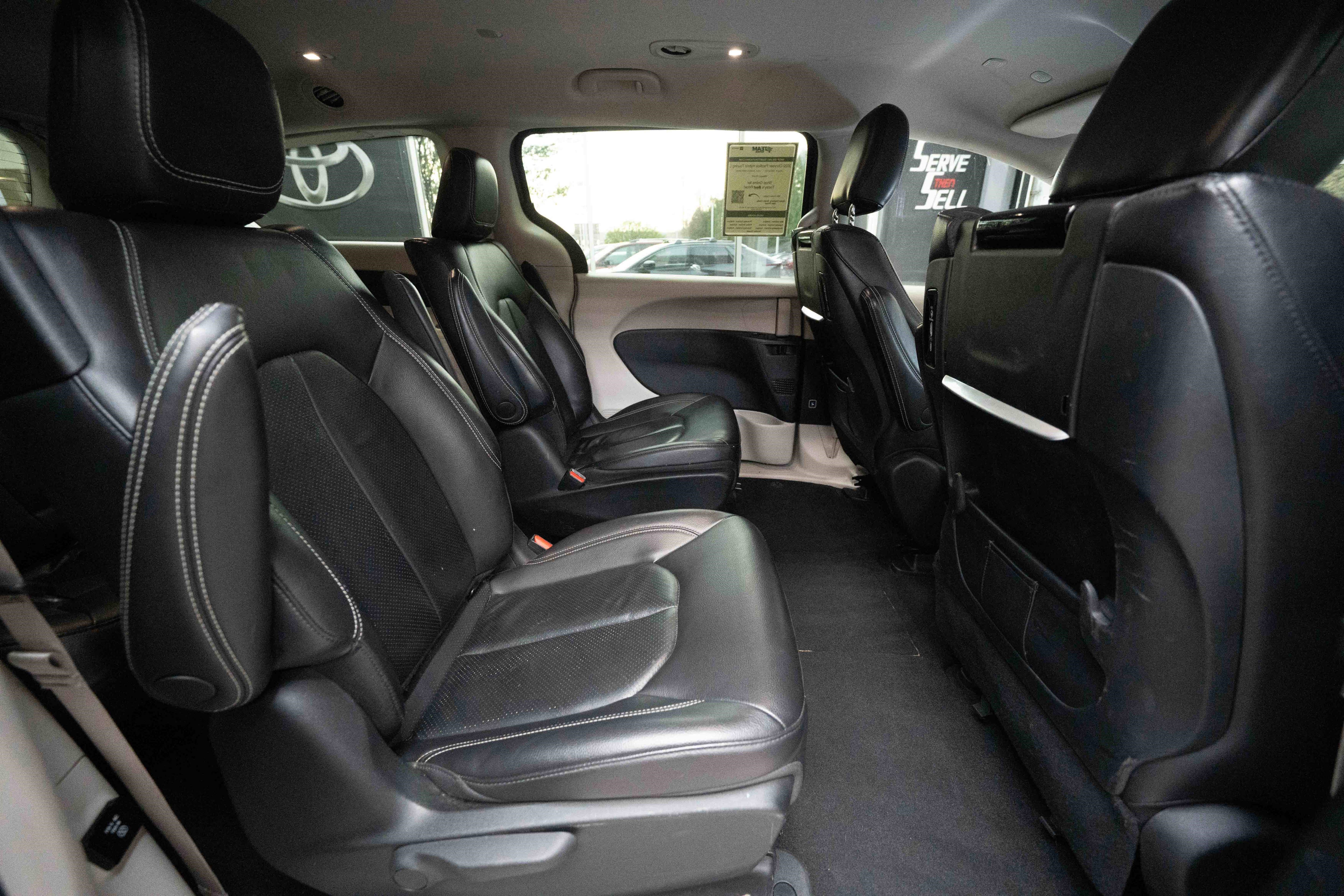 Used 2022 Chrysler Pacifica Touring-L w/ Uconnect Theater Family Group image 25