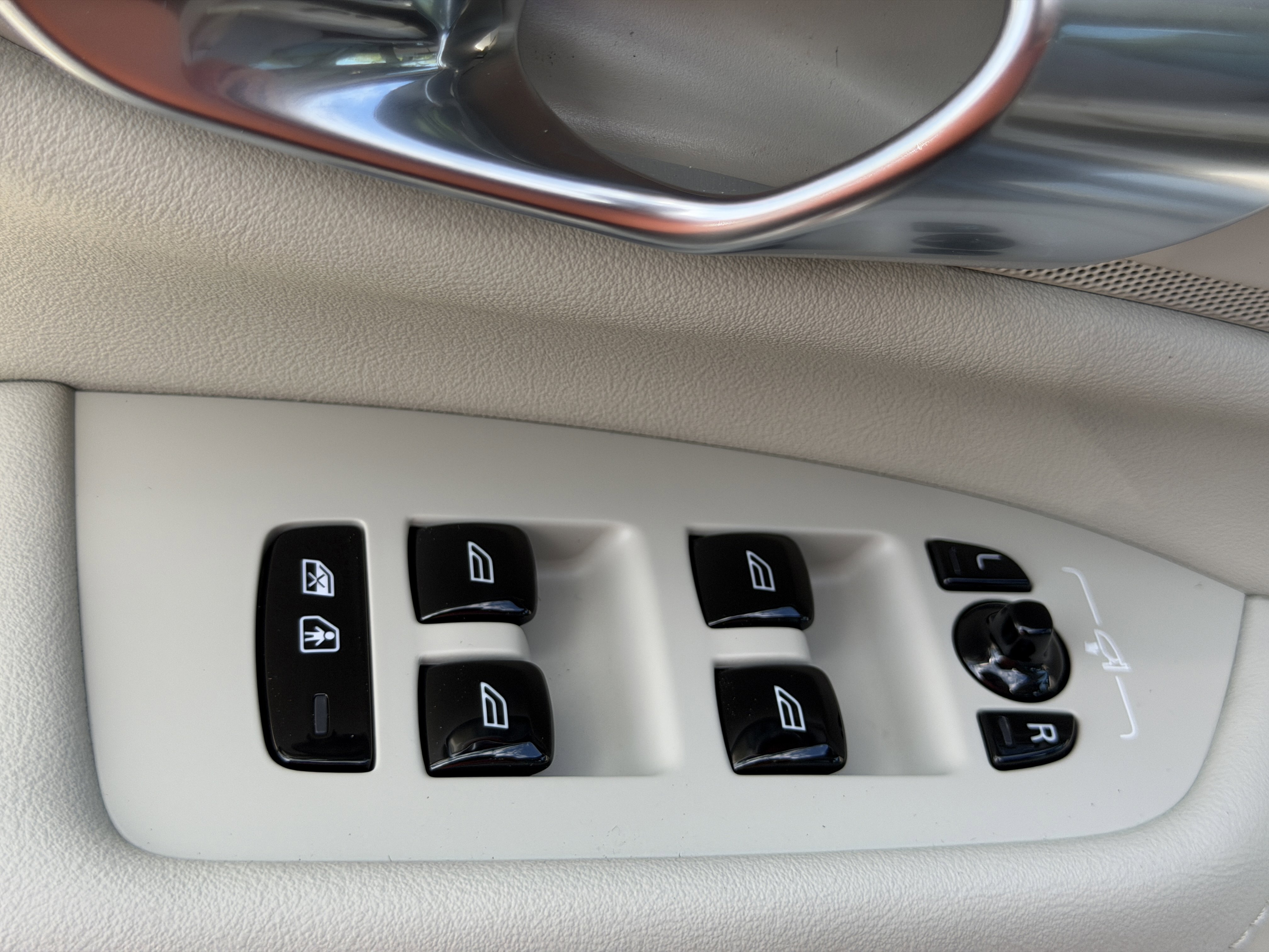 New 2026 Volvo XC90 T8 Ultra w/ Protection Package image 17