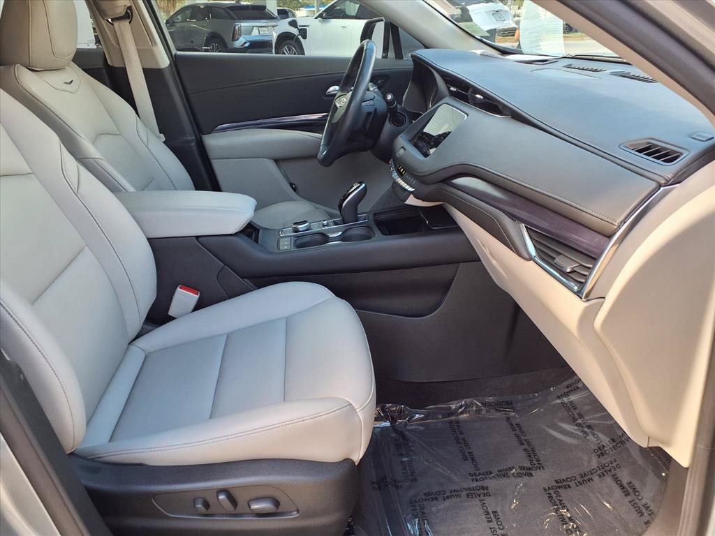 Certified 2023 Cadillac XT4 Luxury FWD image 9