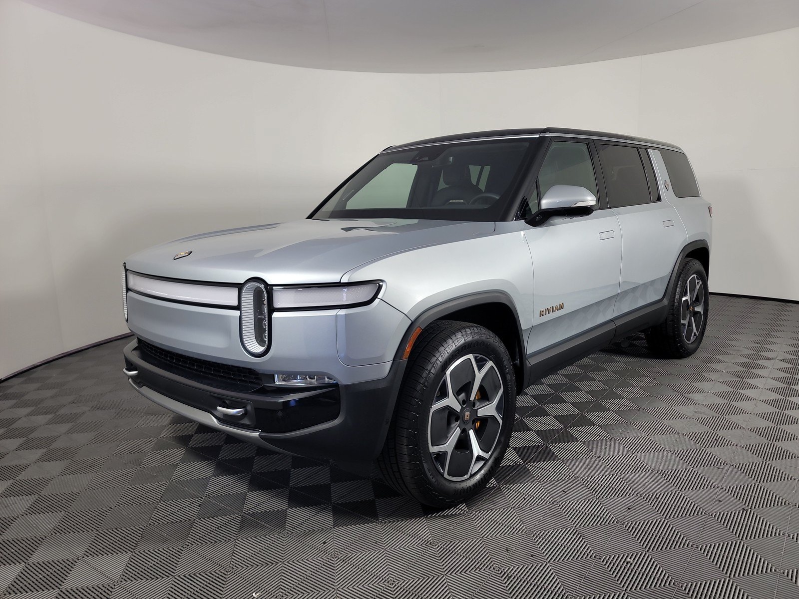 Used 2024 Rivian R1S Adventure AWD/4WD image 1