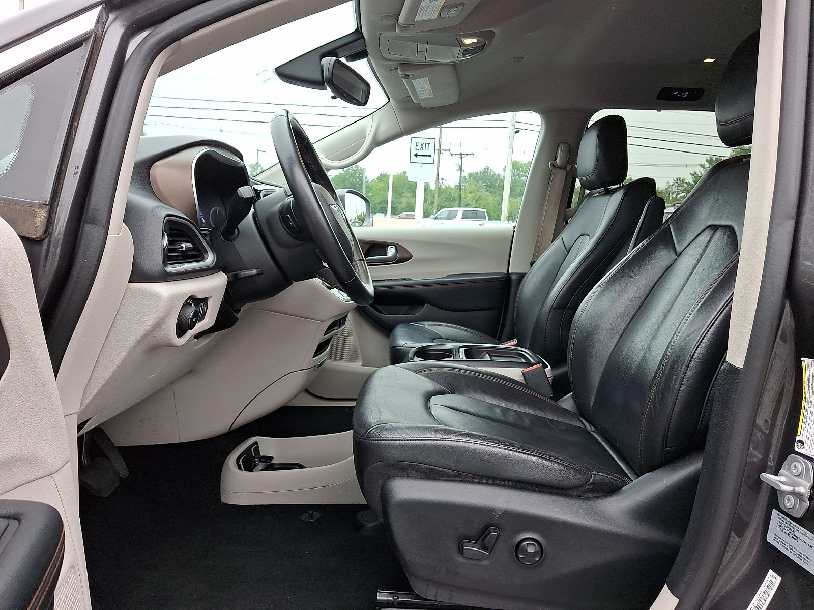 Used 2017 Chrysler Pacifica Touring-L FWD image 13