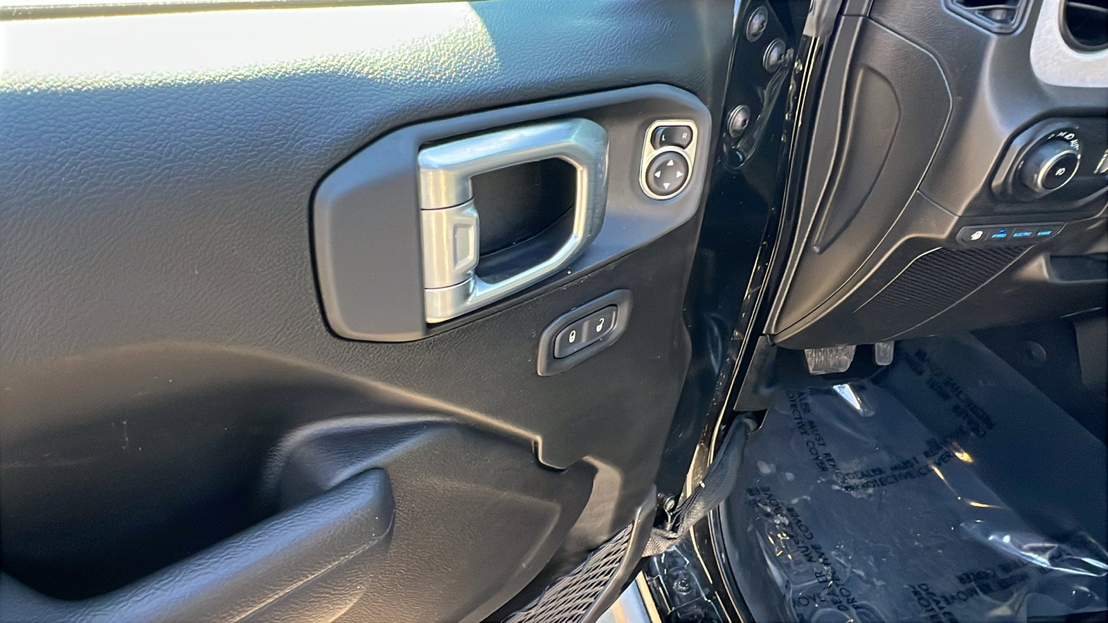 Used 2025 Jeep Wrangler Willys image 15