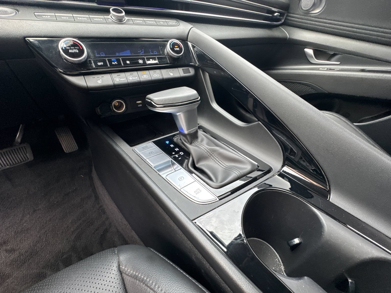 Certified 2025 Hyundai Elantra Limited FWD image 28