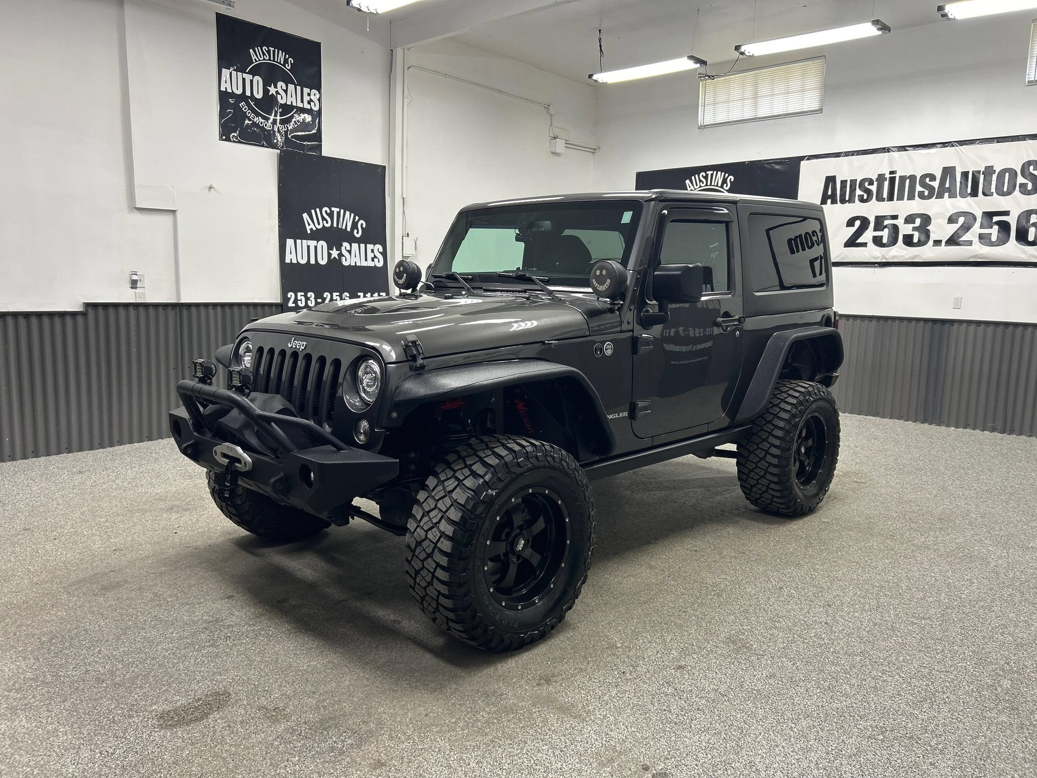 Used 2017 Jeep Wrangler Rubicon w/ Power Convenience Group AWD/4WD image 3