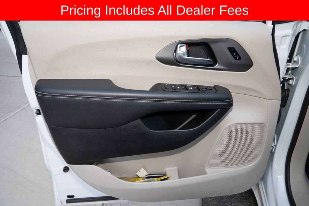 Used 2024 Chrysler Pacifica Touring-L FWD image 12