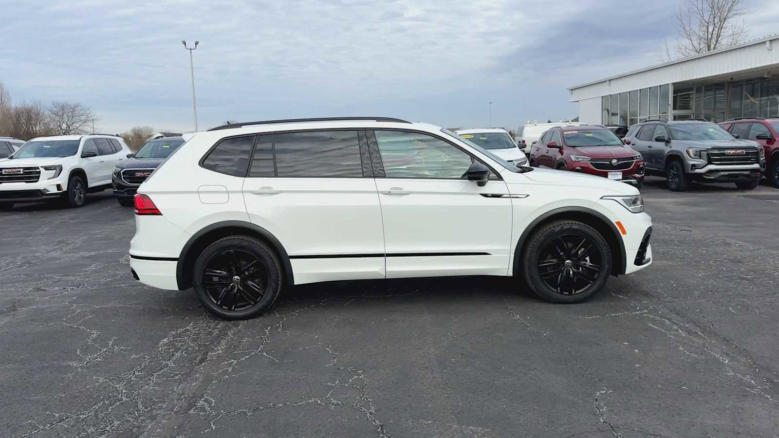 Used 2022 Volkswagen Tiguan SE R-Line AWD/4WD image 9