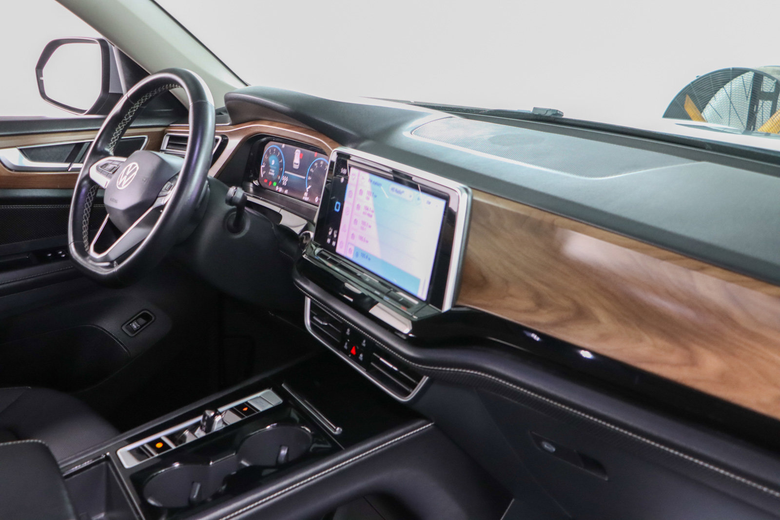 Used 2024 Volkswagen Atlas SE image 26