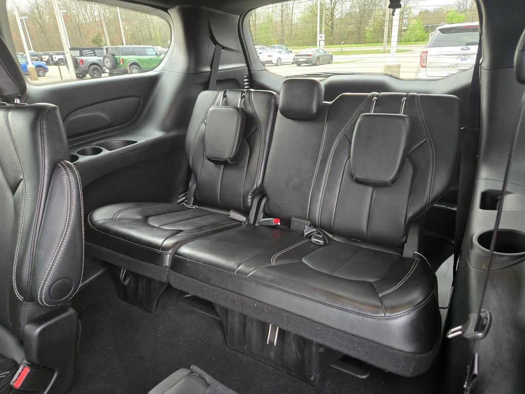 Used 2025 Chrysler Pacifica Select image 9