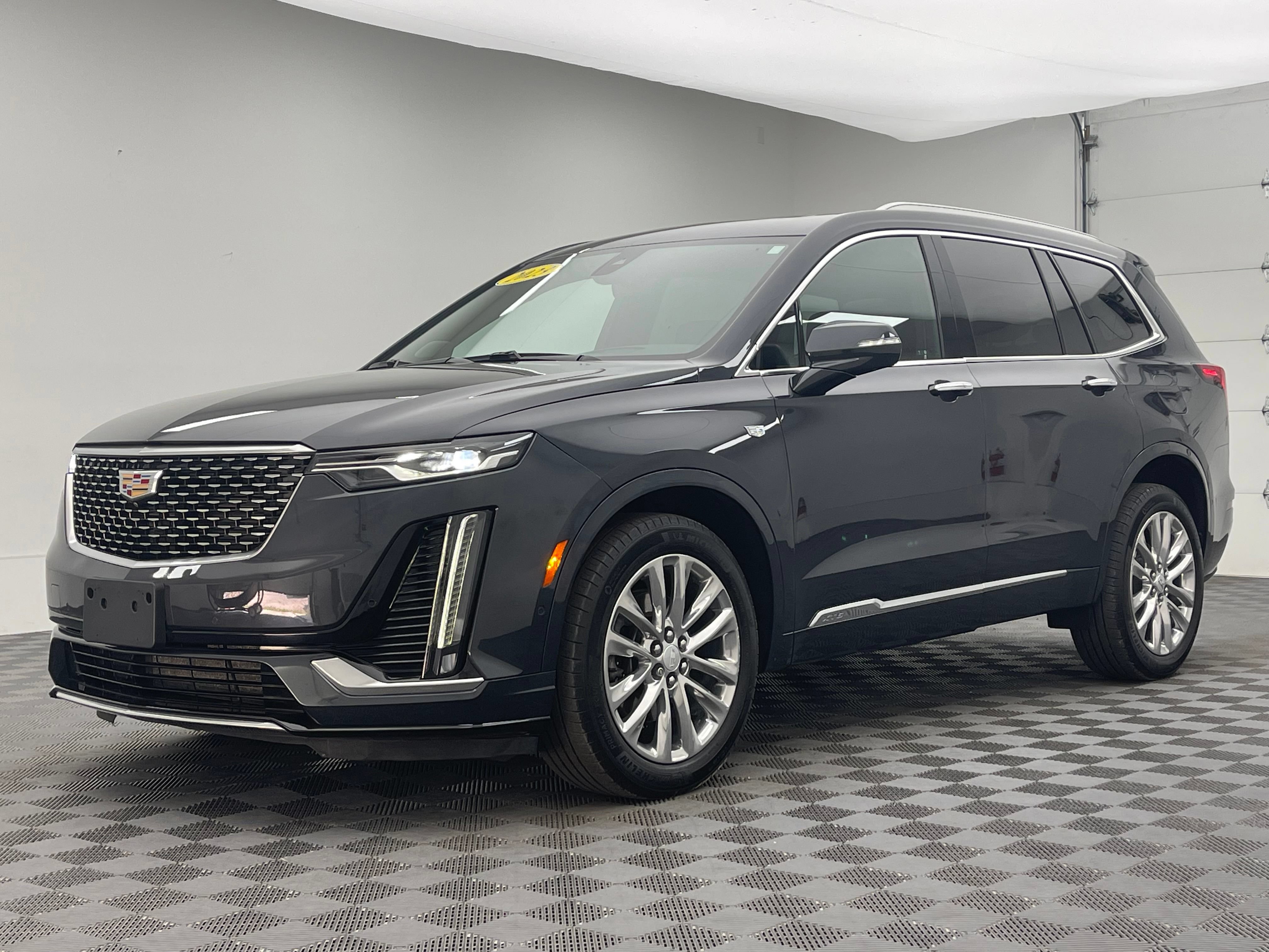 Used 2023 Cadillac XT6 Premium Luxury w/ Technology Package AWD/4WD image 2