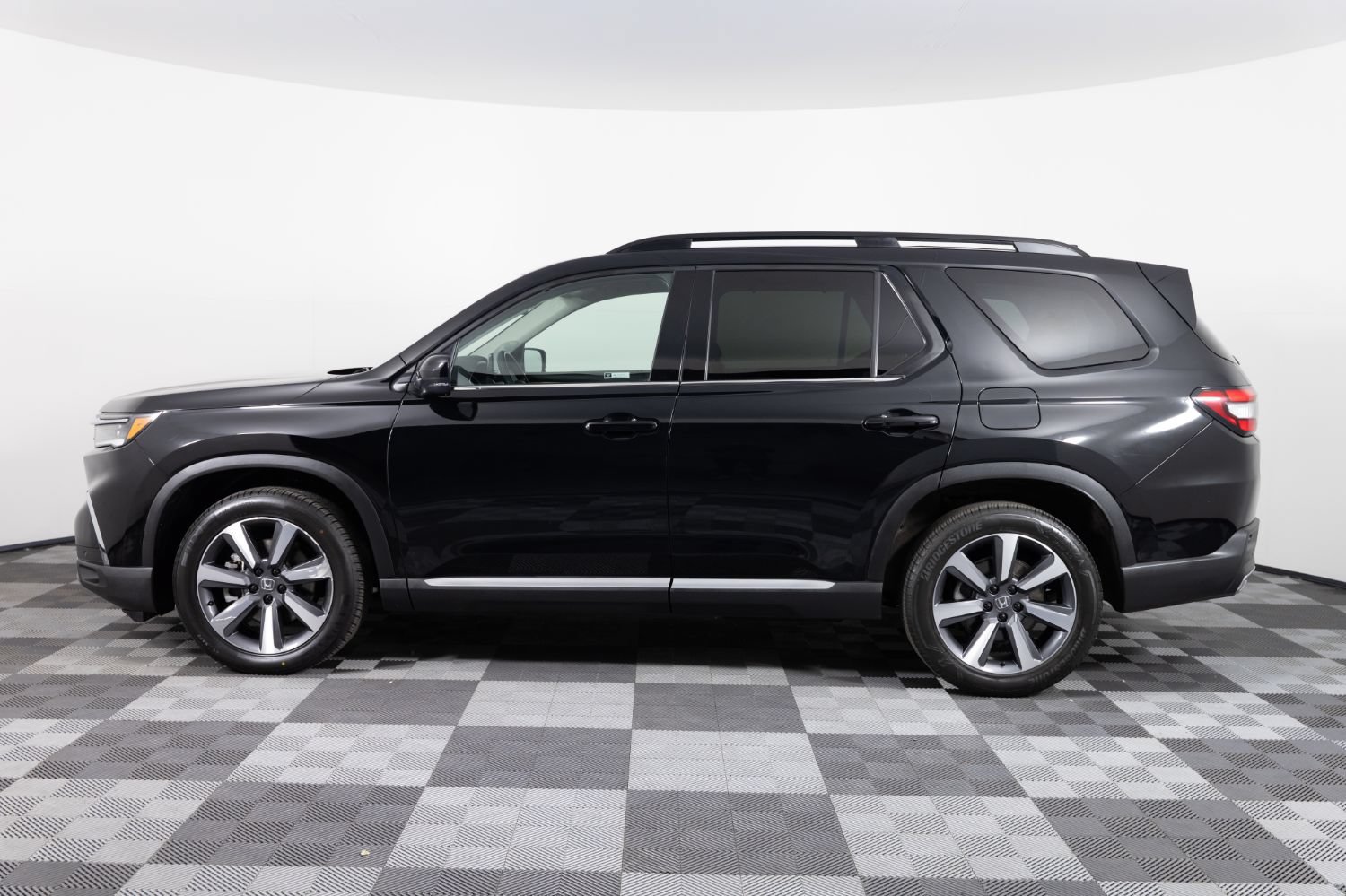 Used 2023 Honda Pilot Touring image 3