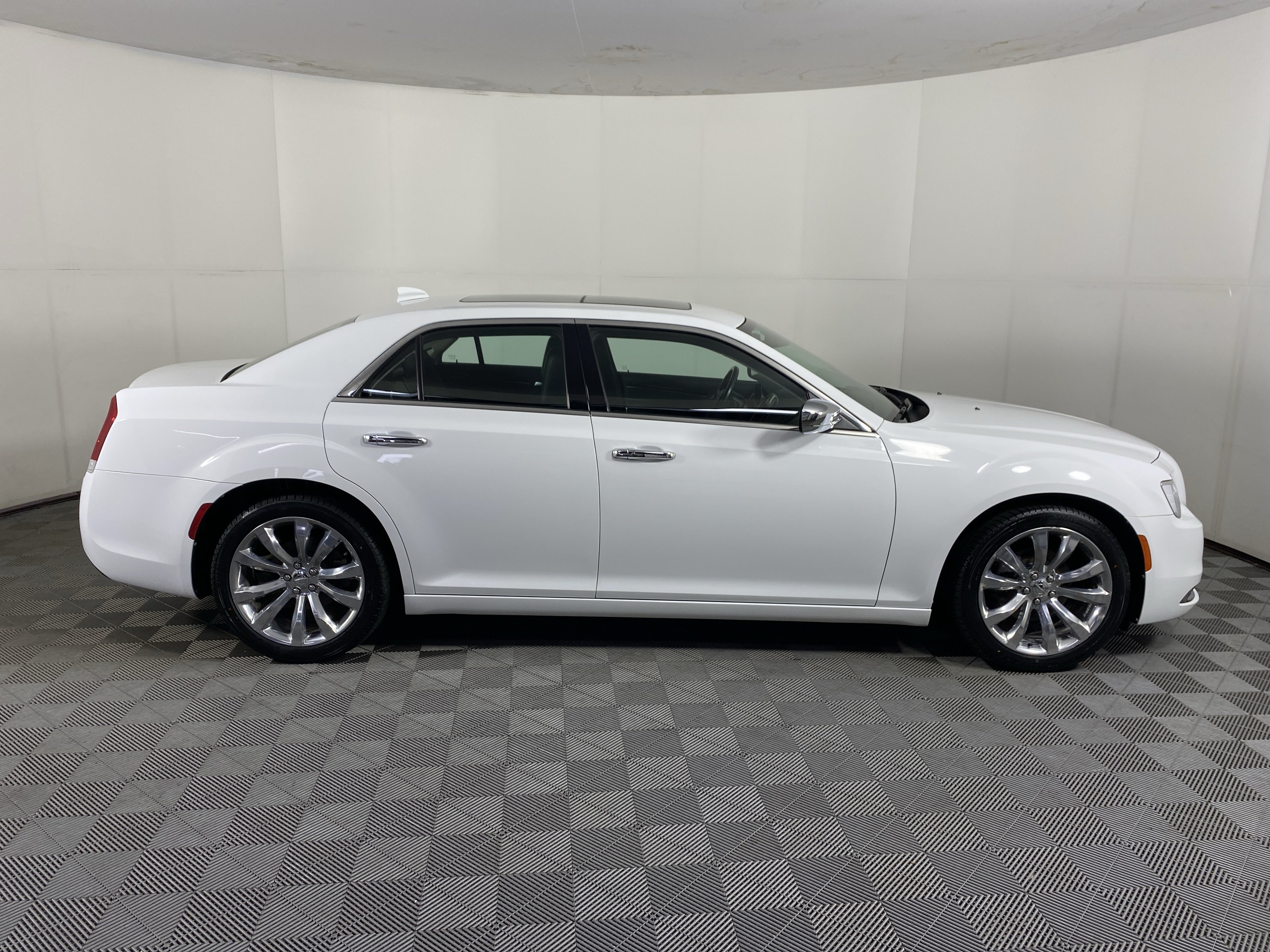 Used 2019 Chrysler 300 Limited RWD image 8