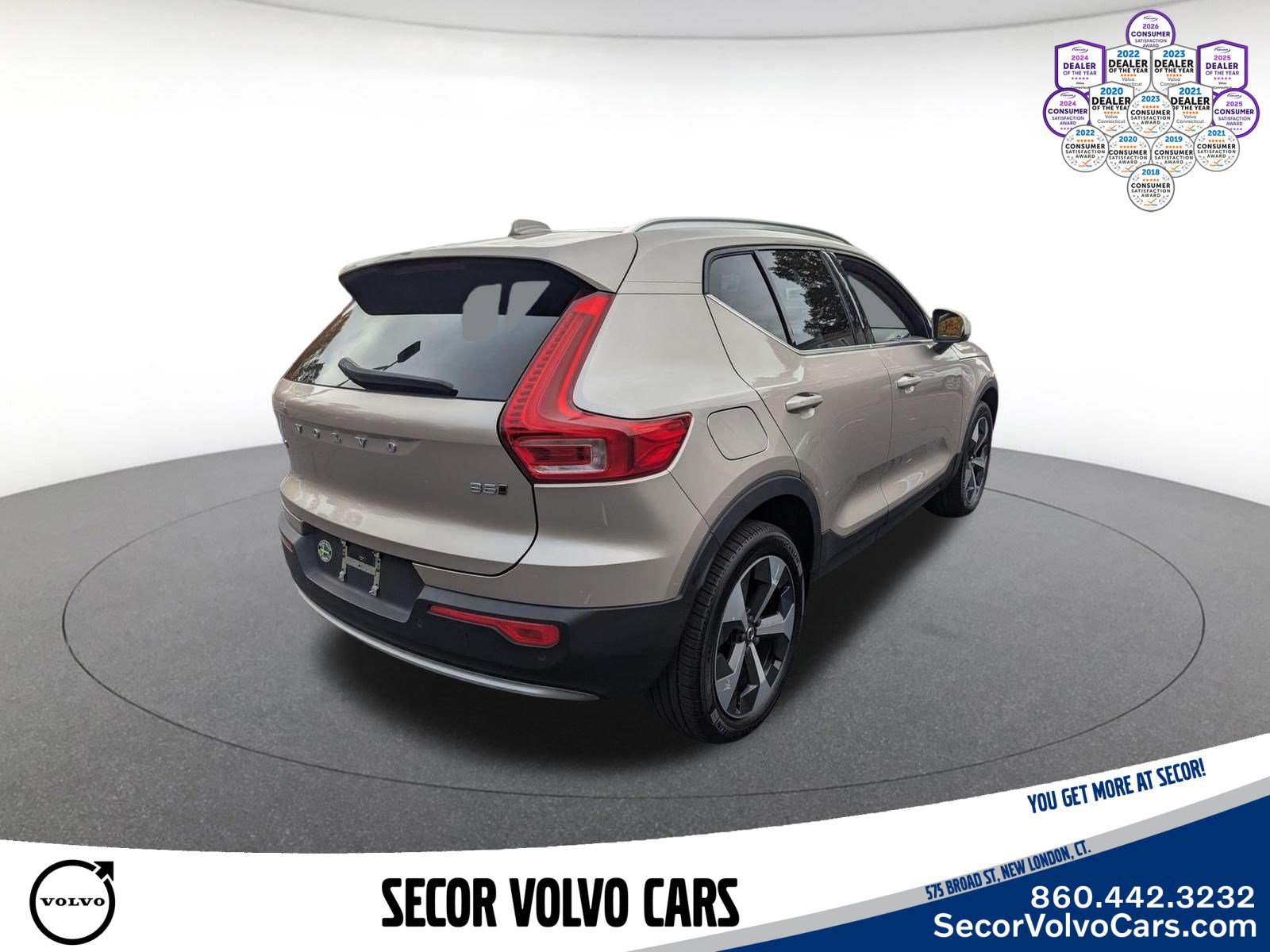 Certified 2023 Volvo XC40 B5 Plus AWD/4WD image 5
